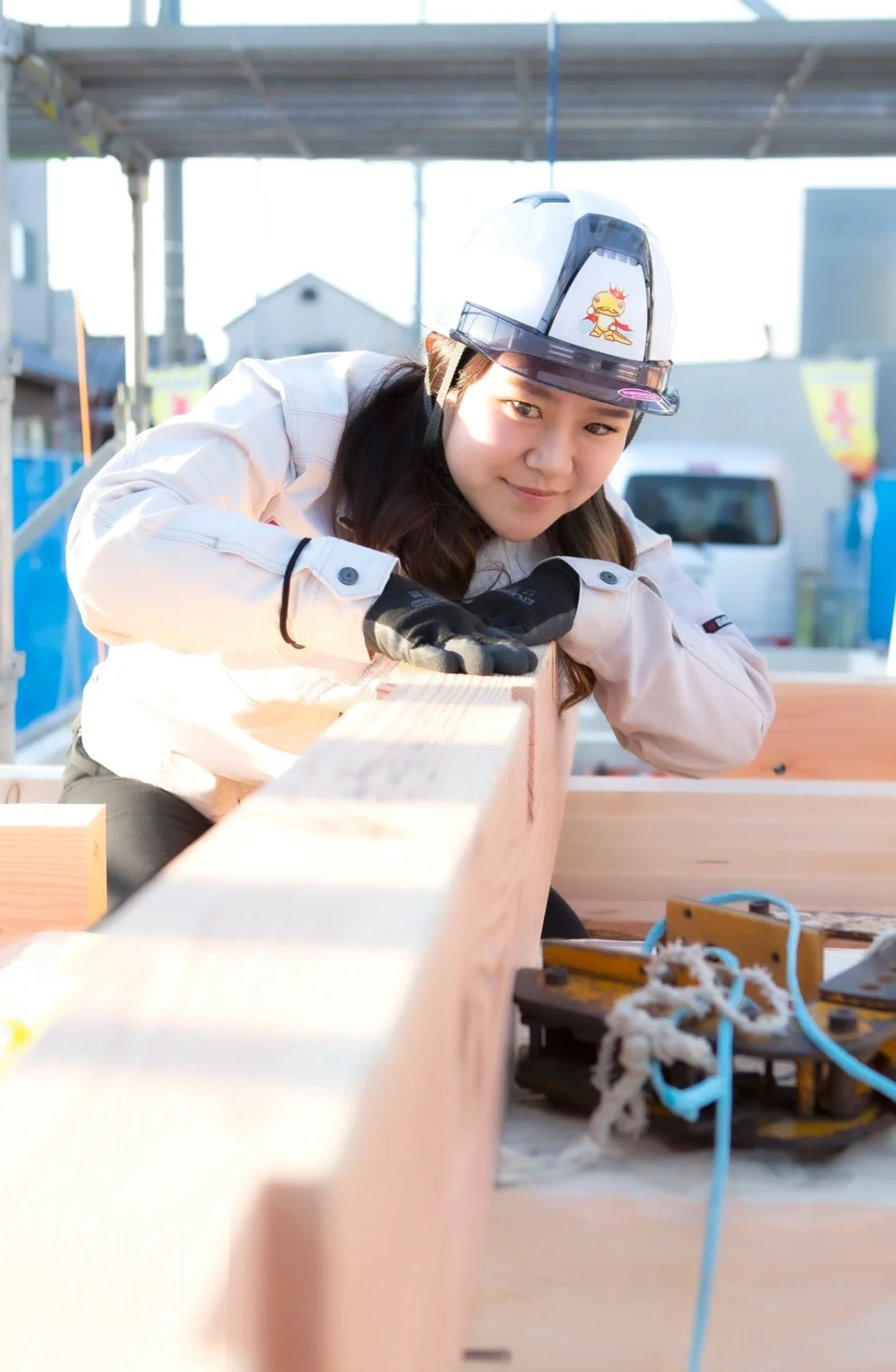 建築中の木造住宅で作業をする社員