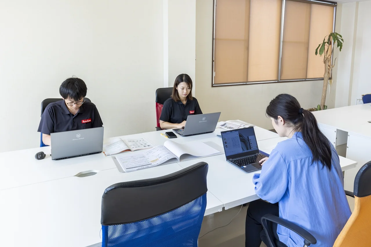 社内で打ち合わせをする社員たち